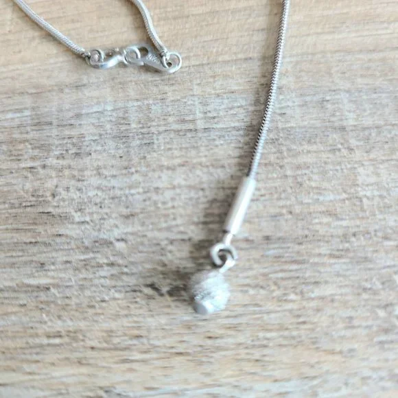 Very delicate and elegant sterling silver pendant with dangling ball. - Picture 4 of 4